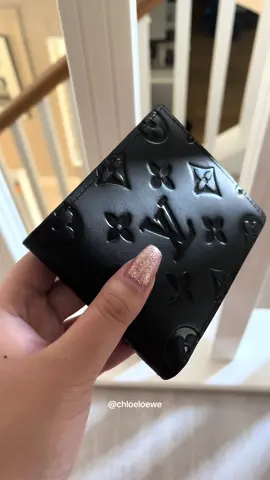 This shadow embossed wallet is the perfect gift for the man in your life and it’s only $30 🔥 #thefencedidsomething #fencefinds #dhg8haul #dhg8tok #dhg8finds #luxuryfashion #dhgateunboxing #thefence #summerstyle #bagcollection #fencefindscreator 