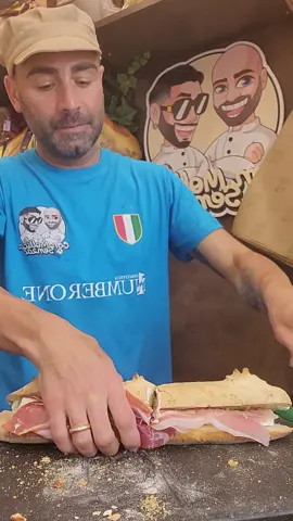 è il mio pranzo per questo sono senza guanti 🧤