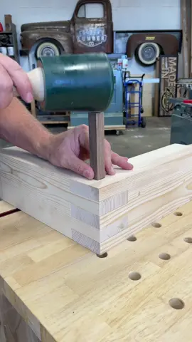 Corner box joint with square peg #woodworking #maker #tools #bois #madera #holz #woodwork #joinery 