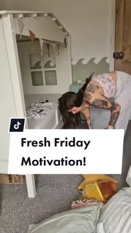 That Friday motivation readybfor the weekend - always fresh sheets Friday too. 👏 Sorry about my arse. 🙃 #CleanTok #momlife #cleaning #motivation #fridayfeeling #springcleaning 