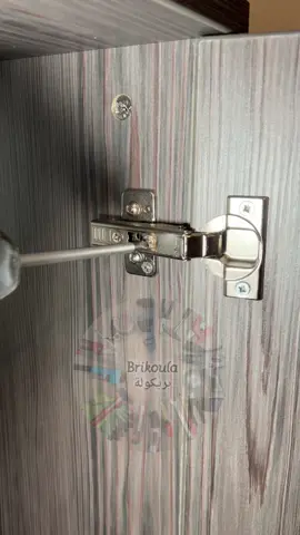 كيفية تعديل مفصل الباب comment régler une charnière de porte  #بريكولة #بريكول #نجارة #اثاث #DIY #doityourself 