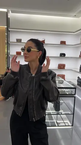 omg these Celine sunglasses are so good and did you see the mini pouch that comes with them??? #celine #celinesunglasses #celinetriomphemetal #sunglasses #OOTD #fashiontiktok #fashiontok 