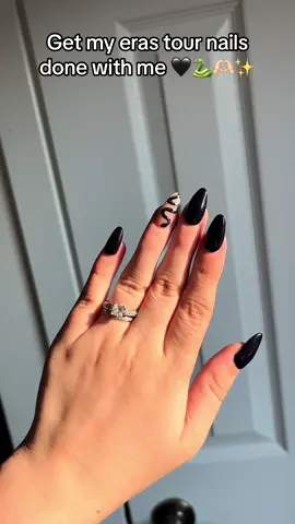 Reputation nails for the eras tour!!! 🖤🐍🫶🏻✨ #taylorswift #erastour #erastournails #erastournailinspo #reputation #reputationnails #reputationera #nailinsop 