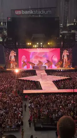 It's a cruuueeeel summerrrr with YOU  #minneapoliststheerastour #taylorswift 