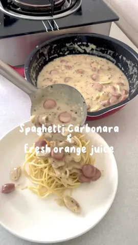 Tukar selera hubby pulak lah, lunch carbonara palinggg simpleeeeh.  Dulu time duduk asrama, rasa craving teruk baru masak carbonara sesama  dalam bilik. ahhh rindu😭😭genk #lunchideas #resepimudah #masakstylekita 