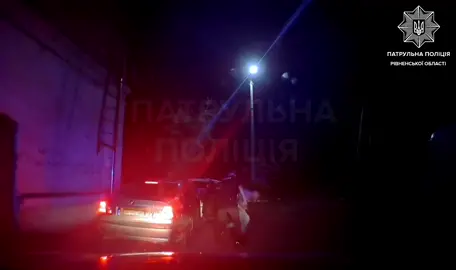 Втікав посеред ночі від патрульних і був з ознаками алкогольного сп‘яніння #патрульнаполіціяукраїни #патрульнаполіція #патрульна #рівне #національнаполіція #рівнетікток #патрульнарівне #україна #затримання 