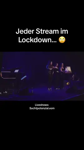 Das Internet is so me Sache gewesen „damals“ 😬 Da ging nur noch Stopptanz statt Stepptanz.  #bohemianrhapsody #queen #comedy #suchtpotenzial #stream #internet #live #music #youtube @Julia Gámez Martín 