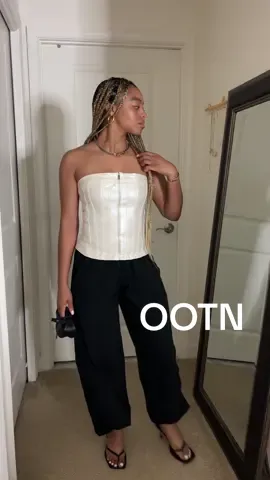 If you know me well you would know i love a good corset moment. Felt chill and styled this one from @ZARA with black baggy cargos-simple and to the point to go to a fun dinner in the city ✨ #cargos #blackcargostyle #zarapants #corsettop #zaratop #byfarbag #dmvblogger #ootn 