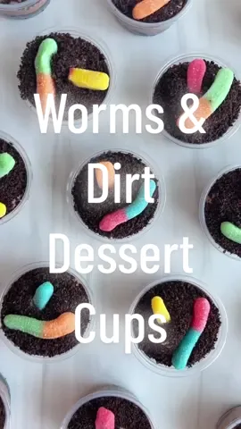 Worms and dirt dessert cups! Recipe on cakemehometonight.com! #wormsanddirt #dessertcups 