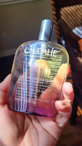 @Caudalie smooth and glow oil elixir is everything I needed for my body, hair, and décolleté . . #caudalie #topboxcircle #tryitwithtopbox #trywithtopbox #bodyoil #decollete 