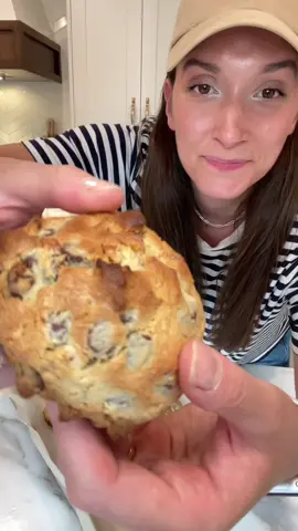 Let’s Make @brooki ‘s NYC Chocolate Chip Walnut Cookies! 🍪 ✨  1 cup Cold Butter Cubed  1 cup Brown Sugar ½ cup Sugar 2 Eggs 3 cups Flour 1 teaspoon Cornstarch ¾ teaspoon Baking Soda ¾ teaspoon Salt 2 cups Chocolate Chips 2 cups Walnuts roughly chopped Bake for 9-12 minutes at 410 degrees Celsius.  Makes 8-10 large cookies #brookibakehouse #levainbakery #nyccookies #walnutchocolatechipcookies #cookierecipe #tiktokrecipes #brooki #levaincookies 