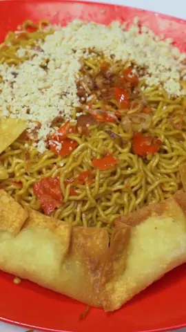 Mie gacoan versi lengkap ala sobat dapur Resep isian pangsit dan ayam tabur - Fillet dada ayam 300 gr - Bawang putih 6 siung - Saus tiram 1 sdt - Garam 1/4 sdt - Kaldu bubuk 1/4 sdt Minyak bawang - Bawang merah 20 siung - Minyak goreng 200 ml Sambal - Cabe rawit merah 20 buah - Minyak bawang 100 ml Pangsit goreng - Ayam tabur  (6-7 sdm) - Putih telor 1 - Tepung maizena 4 sdm - Kulit pangsit 6 lembar Penyajian - Mie 1 buah - Minyak bawang 2 sdm - Kecap asin 1 sdt - Kecap manis 2 sdm - Garam  sejumput - Kaldu bubuk sejumput #resepmiegacoan #resepsobatdapur #idebisnisrumahan #reseptiktok #fyp 