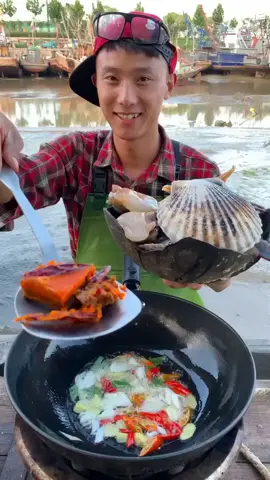 Amazing Chinese Fisherman Cooking and Eating Fresh Seafood