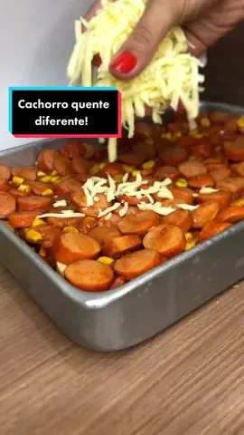 Voce tambem gosta de lanches praticos? ✨✨ Hoje trouxe um cachorro quente diferente feito com pão de forma facil de fazer! Bora aprender?  1kg de salsicha  2 tomates  1 latinha de milho  1 sache de molho de tomate  Temperos a gosto (usei chimichuri e tempero baino)  300g de mussarela  1 pacote de pao de forma  1 pacote de batata palha  200g de maionese  Refoque a salaicha, o tomate, o milho e o molho de tomate  Em uma forma coloque um pouco de azeite, o pão, passe a maionese, coloque a salsicha a mussarela por cima, e repita as camadas. Na minha forma deu 3 camadas.  Se desejar pode levar ao forno, eu não levei pois o molho ja estava quente e derreteu a mussarela!  Faça ai e me conta!!!  #cachorroquente #cachorroquentediferente #delicia #receitasfaceis #receitaspraticas 