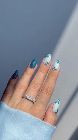 🩵✨💦🧊🌸 Hot summer days call for A/C on full blast and nails that sparkle like a cool oasis Using: @kiaraskynails Spring Showers | So Into Blue | White Canvas | Rob On Top Coat *linked on amzn in bio #nails #nailart #summernails #glitternails 