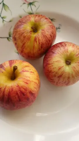 bolo de maçã com banana sem gluten  3 maçã pequenas, 3 ovos, 2 xícaras de aveia fina, 1 xícara de óleo,  2 bananas, 1 colher de fermento em pó. 1 colher de canela em pó.  30 min de air fryer, potência 180⁰ #regime #bolos #bolomaça #bolobanana #bolosemgluten 