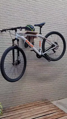 olha que legal esse suporte de bicicleta ! Quer as medidas me acompanhe  na rede vizinha que eu te passo o plano de corte , é só chamar lá !! #bicicleta  #bici  #bike  #bikelife  #biker  #bikelover  #bikers  #bikergirl  #bikes  #bicicletas  #biketok  #bikersoftiktok  #facavocemesmo  #facavcmesmo  #facavocemesma  #diybike  #euquefiz 