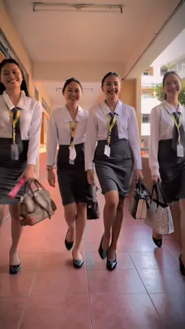 Hallway walk 🤪💗⚓️ #school #walkingtrend #walkchallenge #fyp #homies 