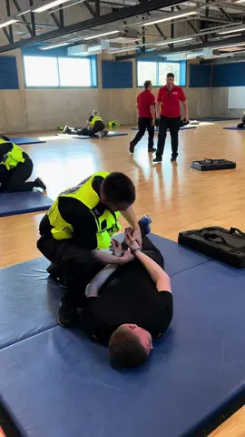 👮‍♂️ Officer training…   Police officers deal with some of the most serious situations and often run towards danger, it is crucial that they receive the best possible training in order to deal with any situation they may find themselves in.   Public & Personal Safety Training focuses on scenario-based incidents that officers are likely to deal with on a daily basis, including de-escalation and communication tactics. They are taught how they can protect themselves, colleagues and members of the public.   #Police #PoliceTraining #Heddlu #HyfforddiantYrHeddlu    👮‍♂️ Hyfforddiant Swyddogio…   Mae swyddogion yr heddlu yn delio â rhai o'r sefyllfaoedd mwyaf difrifol ac yn aml yn wynebu perygl. Felly, mae'n hanfodol eu bod yn cael yr hyfforddiant gorau posibl i'w galluogi i ddelio ag unrhyw sefyllfa y gallant ddod ar ei thraws.   Mae Hyfforddiant Diogelwch Personol a Chyhoeddus yn canolbwyntio ar ddigwyddiadau sy'n seiliedig ar senario y mae swyddogion yn debygol o ddelio â nhw o ddydd i ddydd, gan gynnwys tactegau gostegu a chyfathrebu. Cânt eu haddysgu sut i amddiffyn eu hunain, eu cydweithwyr ac aelodau o'r cyhoedd.