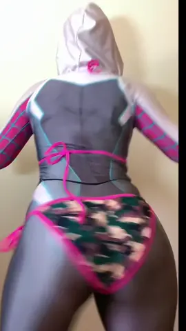 Let me shake it 🔥 love this 🎶  • • #shakeitfast #spiderman #dance #spidergwen 