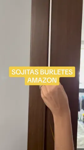 Evita que el polvo o el frío invada tu casa! Estas sojitas burletes para puertas y ventanas está buenísima para que todo quede 100% cerrdado. Muy fácil de usar, se adhiere perfectamente a los materiales y buena cantidad para usar en tus diferentes entradas🫶🏼 Recomendado por: LADY AMAZON 💃🏻
