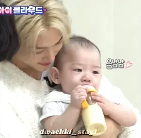 FELIX WAS SO SWEET WITH THE BABY HE'S GONNA BE A GREAT DAD #skzstay #straykids #straykidsstay #skz #leefelix #Felix #yongbok #leeyongbok #babyfever 