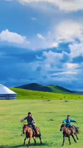 Trời xanh mây trắng phi ngựa trên thảo nguyên <<Mông Cổ đại thảo nguyên> xem cưỡi ngựa phi ngựa> thiếu niên thiếu nữ nhiều phong cảnh