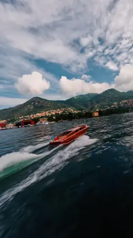 Who would like to spend an afternoon on board this boat exploring the Lago di Como? 🇮🇹 #fpv #fpvcinematic #fpvpilot #dronefpv #lagodicomo #italy #dronevideo 