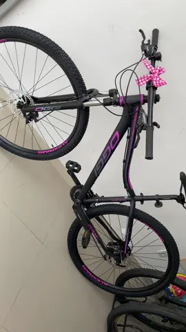 A carolina tá diferente 😅. Se você deseja uma bicicleta de entrada, mas nao abre mão de uma boa performance, entao a Oggi float é ideal para voce.   Com geometria específica para o público feminino, ela conta com sistema de transmissão Shimano de 24 velocidades e suspensão com 100 milímetros de curso, garantindo conforto e qualidade durante seus pedais. #bike #ciclismo #bikefeminina #ciclismofeminino #borapedalar #oggi #oggifloat 