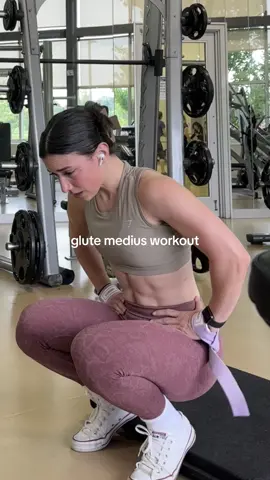 i need to have a word with whoever created split squats 🥲 // details on instagram