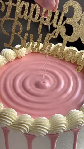 Satisfying drip 😍 #cake #cakedecorating #dripcake #caketok #cakevideo #buttercream #piping #birthdaycake #fyp #foryoupage 