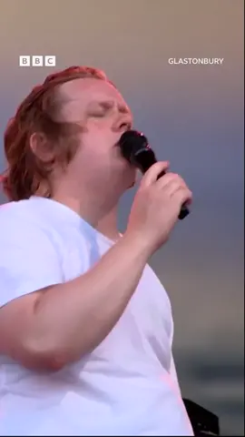 Lewis Capaldi não conseguiu cantar, mas teve ajuda do público! Com dificuldades por sofrer de Tourette, o cantor não ficou desamparado durante a música “someone you loved”! #lewiscapaldi #fo #fyp #music #viral #viraltiktok