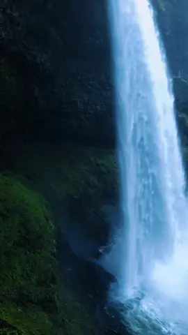 Walking behind waterfalls in Oregon 🌿