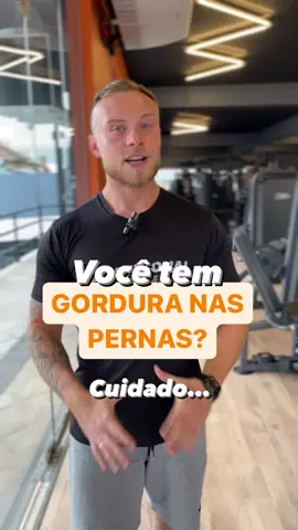 GORDURA INFLAMADA ❌😵‍💫 Sabe aquele acumulo de gordura nas pernas? Pois bem, pode ser LIPEDEMA, que é a inflação da gordura nas pernas, sendo mais comum em mulheres. Para resolver isso, é preciso focar em ganhar músculos, pois o tecido muscular é capaz de liberar hormônios desinflamatórios. E além disso, quanto mais massa muscular você tem, mais gordura seu corpo queima. E para construir essa massa muscular de maneira rápida, é preciso utilizar o método Ativação Máxima Muscular, para de fato conseguir perder gordura e definir seu corpo. Para saber como utilizo esse método com meus alunos, clique no link no meu perfil e entre pro time 💪🏼👊🏼