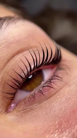 The lifts gives a semi-permanent curl to your existing natural lashes.❤️ #lashliftlook #lashliftingpro #eyelashliftandtint #eyelashliftingstyle #ysens #ysenslashlift #fypage 