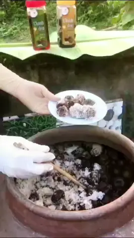 Chanh Đen ủ Muối lên men tự nhiên 5 năm đạt chuẩn sau đó mới được cắt miếng ngâm với Mật Ong Hoa Rừng Nguyên Chất 100% và trộn với Gừng Ta xay nhuyễn, không sử dụng đường tinh luyện nên rất tốt cho mọi lứa tuổi từ người lớn đến trẻ em. Chanh Đen ủ muối trị ho tiêu đờm vượt trội hơn hẳn chanh ngâm mật ong thông thường. #nôngsản #ănchay #ho #đờm #thựcdưỡng @TAM BẢO 🙏🙏🙏 A DI ĐÀ PHẬT 