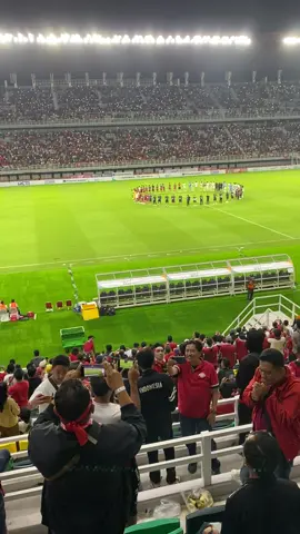 Anthem ‘Tanah Airku’ setelah pertandingan Indonesia vs Palestina, Stadion Gelora Bung Tomo, Surabaya, 14 Juni 2023.. 🇲🇨🇲🇨🇲🇨 . . . #timnas #gelorabungtomo #stadiongbt #fifamatchday #indonesiavspalestina #timnasindonesia #surabaya #stadiongelorabungtomo #timnasday 
