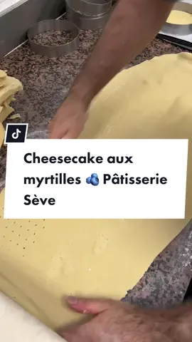 Comme un cheesecake mais en encore mieux, ici on travaille un fruit de saison, la myrtille ! 🫐 ##chocolatseve##pastryseve##myrtille##myrtilles##bleuet##cheesecake##sablébreton##sablé##patissier