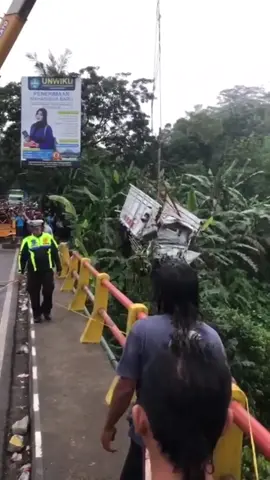 Alhamdullilalah Walaupun sempat ada kejadian isiden kedua yang menimpat operator krenya sempat kesetrum Listrik berkat Do.a dan bantuan Dari teman teman semua  Efakuasi berhasil dan berjalan lancar  #trukmasukjurang #proses #efakuasi #berjalanlancar🙏🙏🙏 #lakalantashariini #kawanseperjuangan #selamattinggal #selamatjalankawan #unwikupurwokerto 
