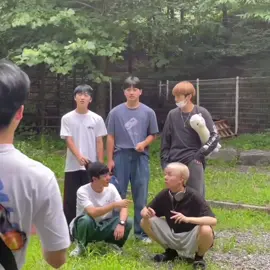 harry in his friend’s vlog at hanlim multi arts school 🏫  #HARRY_JUNE #harryjune #해리준 #DKB #다크비 #피크타임 #PEAKTIME #팀8시 #8AM #kpop #kpopfyp #kpopedits #fyp #fypシ #추천 #viral #viralvideo #viraltiktok #한림예고 #한림예고실용무용과 #한림연예예술고등학교 #실무과 @다크비(DKB) 