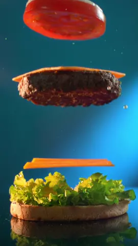 Un lâché de burger 🍔🍃 Merci @Chuck Studios pour l’inspiration 💡  Styliste culinaire 👨‍🍳 @Pierre Jugnon  #burgerdrop #tabletop #slowmotion #burger #videography #behindthescenes 
