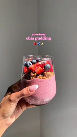 strawberry chia pudding 🍓🫐✨: - 1 banana  - 1 cup strawberries  - 2 tbsp yogurt  - A splash of milk - 1 tsp agave syrup  - 3-4 tbsp chia seeds  I added sugar-free granola and fresh berries!🍓🫐 and it's the best healthy dessert ever! You have to try it!😋🫶🏼 #healthylifestyle #healthyfood #smoothie #granolabowl #chiapudding #chiapuddingrecipe #healthydessert 