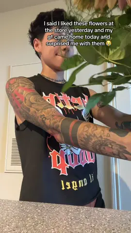 mascs get you a girl that knows you deserve flowers also 😭😭 #lgbt 