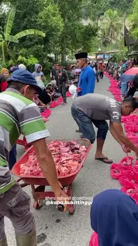 Unik, Warga Sitingkai Palupuah Bagikan Daging Kurban Lewat Tradisi Manampuang Warga Jorong Sitingkai, Nagari Koto Rantang, Kecamatan Palupuah - Agam memiliki tradisi unik soal pembagian daging hewan kurban. Mereka tidak membagi daging lewat kupon, namun melalui Tradisi Manampuang. Tradisi kuno ini diwariskan dari satu generasi ke generasi berikutnya. Tak diketahui kapan pertamakali sistem ini dilakukan. Manampuang yang dalam Bahasa Indonesia berarti Menampung, dilakukan dengan cara membagikan daging kurban ke kantong plastik yang telah disediakan ke tiap warga. Keunikannya, yang mendapat daging kurban bukan per- KK, namun dihitung jumlah jiwa dalam satu rumah. Misal, di satu rumah ada 5 penghuni, maka yang berhak menerima daging adalah 5 jiwa pula. Kegiatan unik ini diawali dengan gotong royong menyembelih hewan kurban pada Kamis pagi, 29 Juni 2023. Setelah hewan kurban dipotong dan akan dibagikan, maka warga berbaris rapi di kanan-kiri jalan menanti jatah daging. Panjang antrian mencapai ratusan meter. Barisan ratusan warga menanti daging kurban, tampak begitu apik dan sedap dipandang. Sejumlah pria yang bertindak sebagai panitia, mengambil daging itu dan membawanya menggunakan gerobak sambil mengisi daging ke kantong plastik warga. “Kita tetap pertahankan tradisi ini, sebab inilah cara pembagian daging kurban yang paling adil dan merata,” ungkap salah satu panitia, Heru Nofriandi. Dia mengatakan, tetap akan mempertahankan tradisi ini karena berpotensi menjadi daya tarik wisata. Penyembelihan hewan kurban di sini berjumlah 5 ekor sapi. video @heru_nofriandi via @boekittinggi info Katasumbar.com #sitingkai #kotorantang #palupuah #agam #bukittinggi #kababukittinggi 