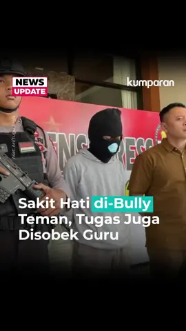 Setelah melalui penyidikan kini polisi berhasil mengungkap motif dibalik aksi nekat pembakaran gedung SMP Negeri 2 Pringsurat, Kabupaten Temanggung, Jawa Tengah.⁠ ⁠ RSE (13) pelajar kelas 7 sekolah tersebut mengaku karena dendam, sebab dirinya sering dibully oleh teman-temannya juga oleh gurunya. Rasa sakit hati yang mendalam karena merasa tidak dihargai membuat remaja ini mengambil keputusan nekat membakar sekolahnya. Ditanya mengenai informasi kejengkelan RSE dipicu karena dia gagal dalam pemilihan menjadi Ketua PMR sekolah ia mengelak. Meski ia mengakui mengikuti kompetisi pemilihan tersebut. RSE tidak pernah mengajukan diri tapi dicalonkan oleh teman-temannya, hanya saja saat pemilihan kalah.⁠ ⁠ Remaja ini mengaku sebelum melakukan aksinya sempat membuat eksperimen pembuatan bahan untuk membakar sekolahnya semacam bom molotov selama dua pekan. Ia membuatnya menggunakan botol bekas minuman kesehatan, bahan bakar, gas, paku, dan kertas bermodalkan Rp15 ribu. Atas kasus ini tersangka RSE dijerat Pasal 187 terkait pembakaran dengan ancaman hukuman 12 tahun penjara, separuh dari ancaman hukuman orang dewasa.⁠ ⁠ Konten ini merupakan hasil liputan partner resmi 1001 Media Online kumparan, @tugujogja.id.⁠ ⁠ #newsupdate #update #news #videonews #kumparan