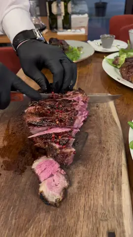 This is how perfection looks like 🔥 #romania🇷🇴 #timisoara #timisoaracapitalaculturalaeuropeana #argentiniansteakhouse #vitaargentina #steakhouse #ribeye #carnematurata 