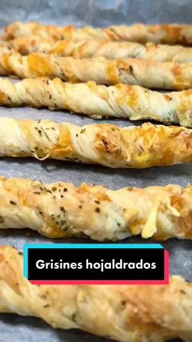 Grissinis hojaldrados ¡Súper crujientes! 🥨 Hoy os traigo una receta sencilla de grisines o “palitos” caseros, que le dan mil vueltas a los que podemos encontrar en el supermercado. En esta ocasión les he puesto queso rallado, orégano y sésamo; ¡pero podéis añadir lo que os apetezca! Os recomiendo probar, sobre todo si os gustan los snacks… 📌 No olvides guardar el vídeo y etiquetar a un amigo/a 📝 INGREDIENTES: ▪️1 lámina de hojaldre comercial  ▪️Orégano seco al gusto ▪️Semillas de sésamo al gusto  ▪️Queso rallado (en este caso he usado 4 quesos) 👨🏻‍🍳 HORNEADO: 🔸15-17 minutos en horno precalentado a 180ºC . . . #grisines #aperitivo #cocinaentiktok #snackideas #recetarapida 