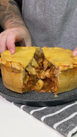 Já ouviu falar do empadão goiano? A @Localiza  me convidou pra ensinar vocês a fazerem essa maravilha. Acho que virou um dos meus favoritou viu... É bem suculento e cheio de sabor! Massa: - 170ml de Água - 140g de Margarina ou Banha de Porco - 1 Ovo - 1 Colher de chá de Sal - 500g de Farinha de Trigo Recheio: - 300g de Lombo de Suíno - 300g de Peito de Frango - 300g de Linguiça - 100g de Azeitona - 100g de Queijo Fresco - 100g de Palmito - 1 Saquinho de molho de tomate - Cheiro Verde, sal e temperos à gosto #empadão #empadãogoiano #goiás #VáDeLocaliza #PubliDoKau