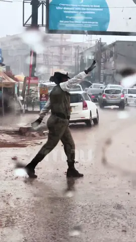 “No matter the weather, dress up and show up!” ☔️ Big appreciation to the lady in uniform 🫡 Well done!  #gossip #kampala_tiktokers #ugandantiktok #foryoupage #trafficpolice 