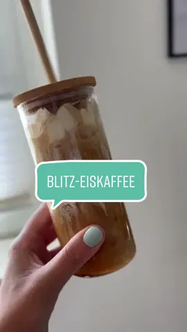Ihr habt mal wieder vergessen Kaffee kalt zustellen? Eiswürfel sind auch leer? Typisch ich 🤓 Aber kein Problem, drei Zutaten - dennoch ein Traum! Ihr braucht:  - 2 grooooße Esslöffel Vanilleeis (ich nehm das vegane von Cremissimo, ist mE das Beste) - einen doppelten Espresso (oder einfach, wie ihr mögt und vertragt) - Reis-Kokos Drink (gibts von REWE Bio, ähnlich auch bei Aldi aber zumindest bei unserm nicht immer verfügbar) Schmecken lassen 😋 und speichern nicht vergessen!  Wir wünschen Guten Appetitus! #eiskaffee #blitzrezept #sommerrezepte #veganerezepte